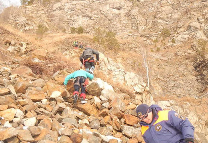 Альпинисты сорвались с горы: девушка скончалась, мужчина госпитализирован
