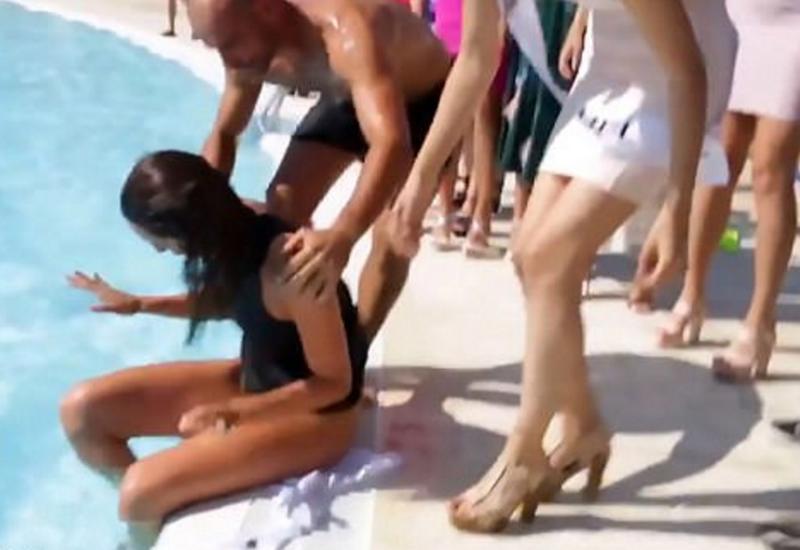Участница конкурса "Мисс Испания" упала в бассейн во время дефиле