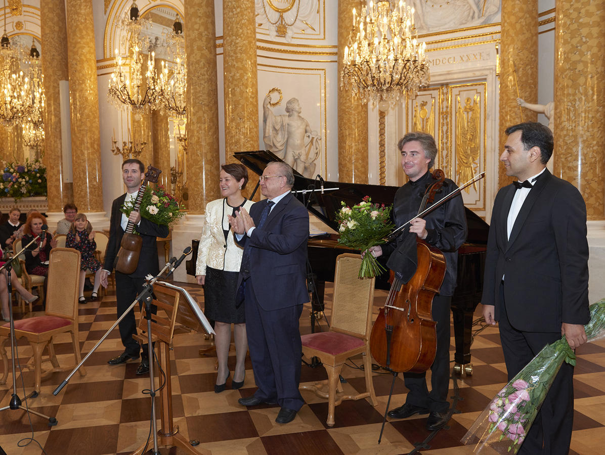 Азербайджанский музыкант исполнил произведение Шопена на таре