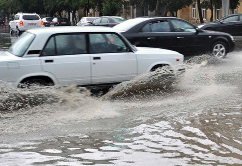 В Баку наказали водителей, обрызгавших пешеходов дождевой водой