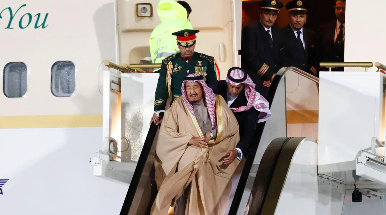 У самолета прибывшего в Москву короля Саудовской Аравии сломался трап-эскалатор
