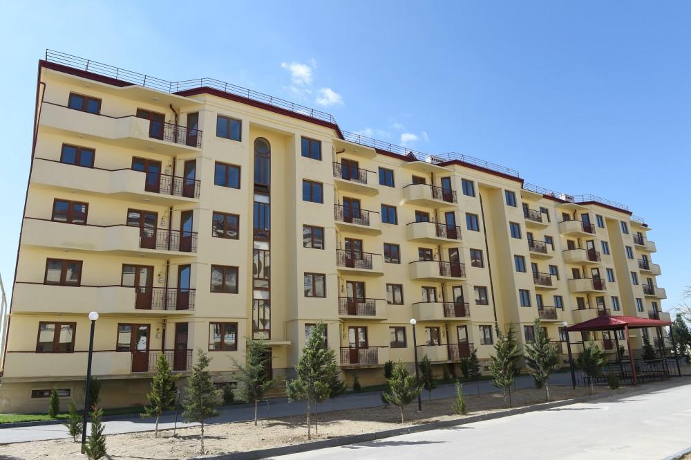 Первый вице-президент Мехрибан Алиева ознакомилась с новым зданием, построенном в бакинском поселке Рамана для семей вынужденных переселенцев