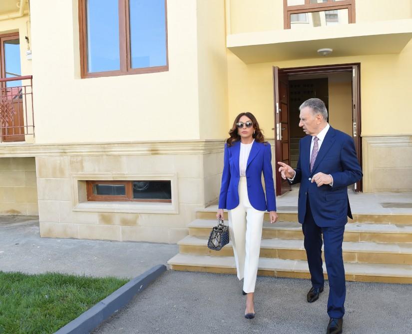 Первый вице-президент Мехрибан Алиева ознакомилась с новым зданием, построенном в бакинском поселке Рамана для семей вынужденных переселенцев