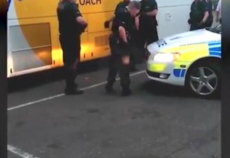 Нелегальные мигранты пробрались в Британию в двигателе автобуса