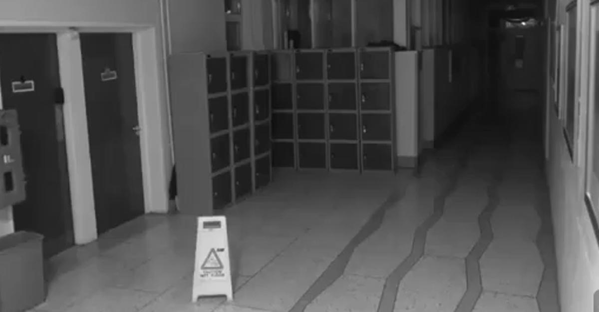В Ирландии камера наблюдения в школе зафиксировала «трюки» полтергейста В Ирландии камера наблюдения в школе зафиксировала «трюки» полтергейста
