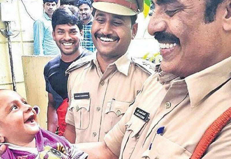 Спасённый от похитителей 4-месячный малыш покорил полицейских своей улыбкой