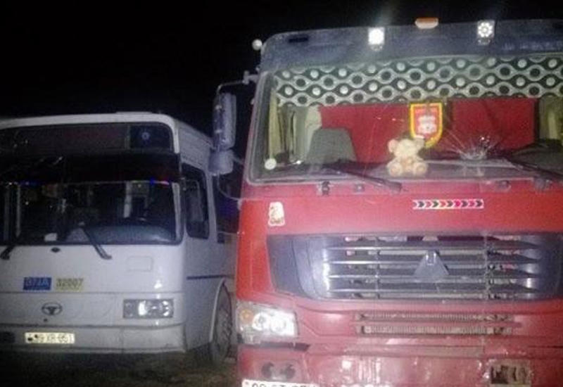 В Баку автобус столкнулся с грузовиком, есть раненые