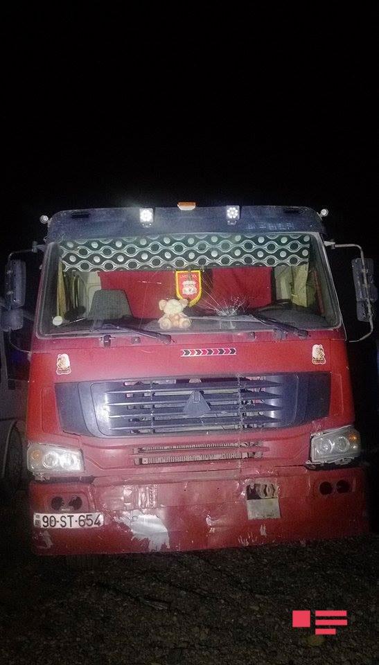 В Баку автобус столкнулся с грузовиком, есть раненые