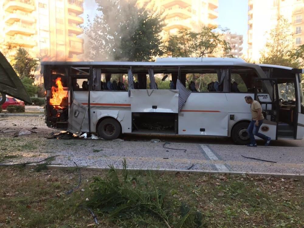 В Турции взорвали полицейский автобус, много раненых