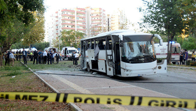 В Турции взорвали полицейский автобус, много раненых