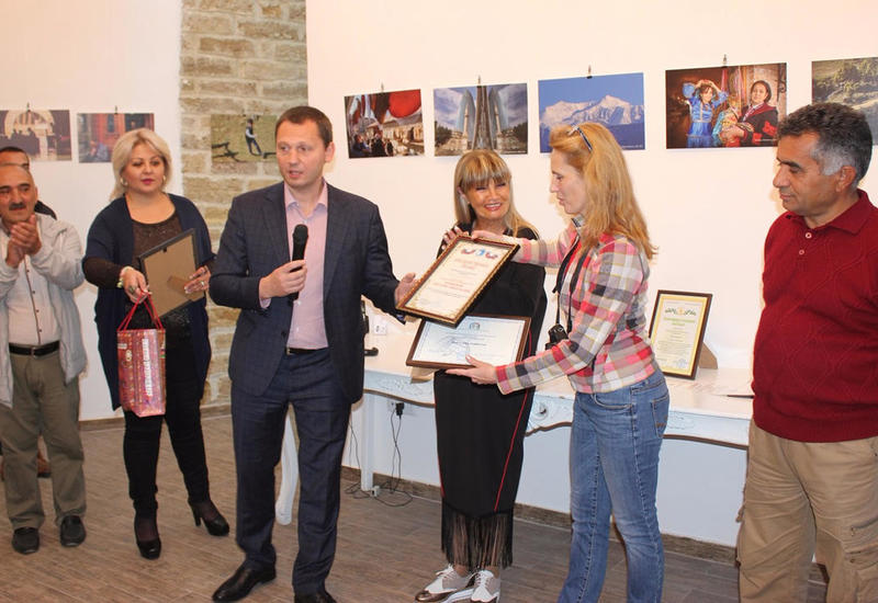 В Баку открылась фотовыставка Светланы Комковой