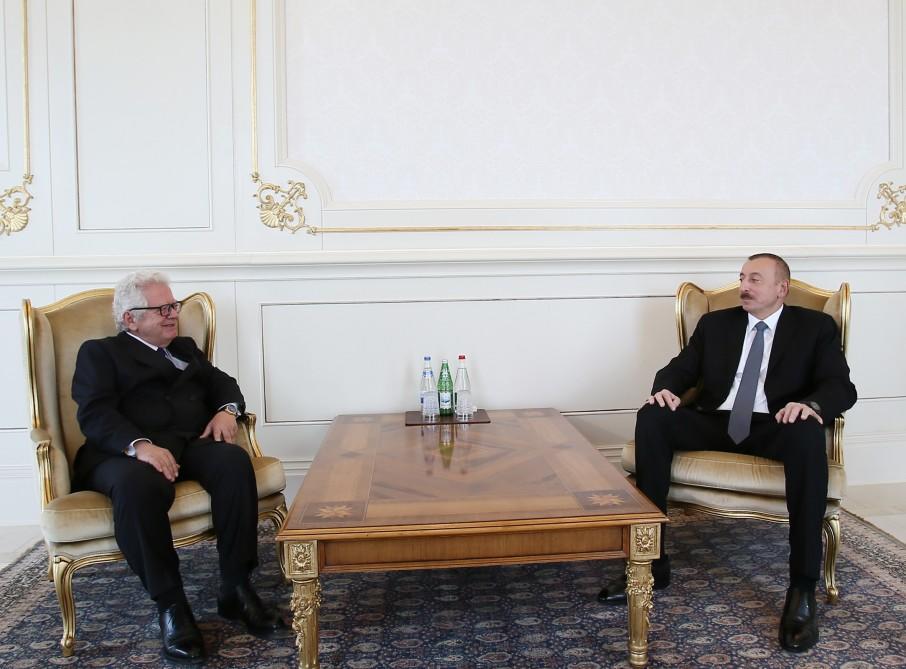 Президент Ильхам Алиев принял верительные грамоты новоназначенного посла Греции в Азербайджане