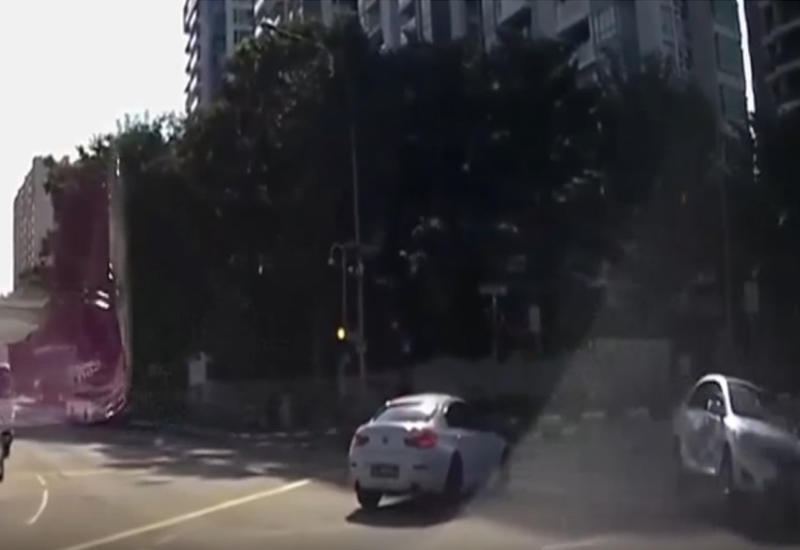 Машина-призрак попала в ДТП в Сингапуре