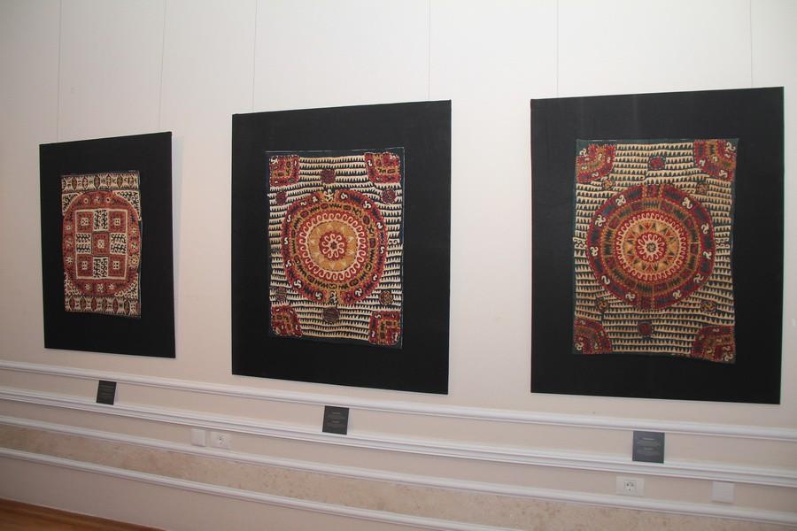 В Баку открылась выставка "Шелковая сокровищница: Азербайджанские узоры XVI-XVIII веков"