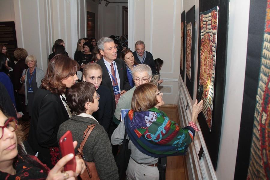 В Баку открылась выставка "Шелковая сокровищница: Азербайджанские узоры XVI-XVIII веков"