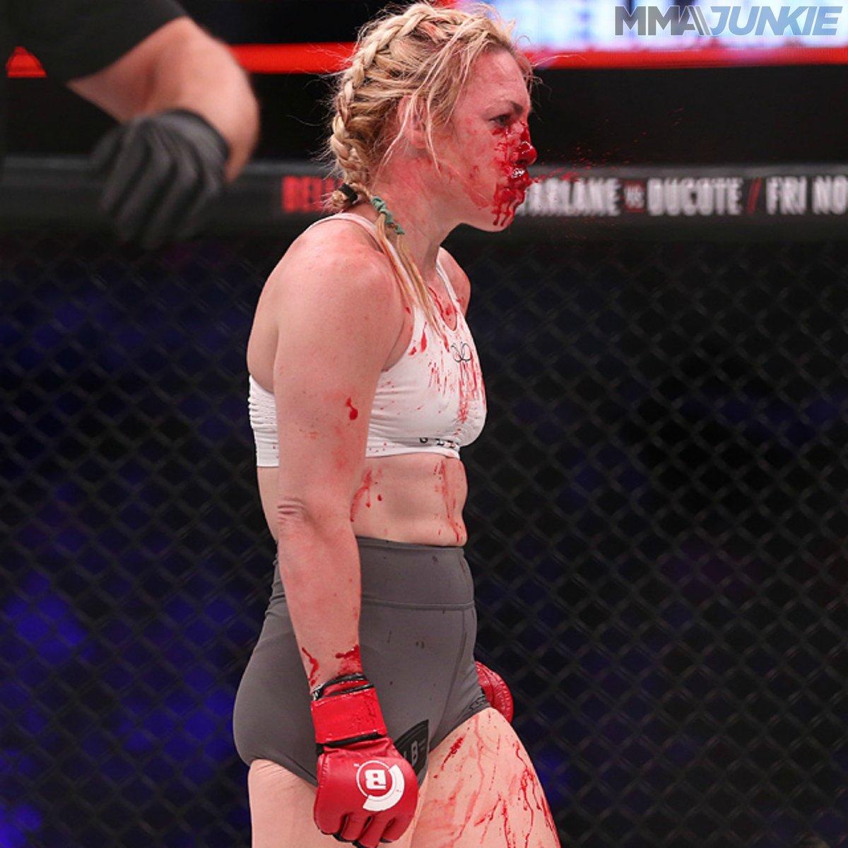 В соцсетях обсуждают кровавый поединок женщин-бойцов MMA