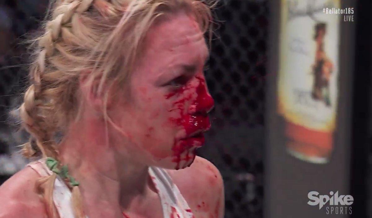 В соцсетях обсуждают кровавый поединок женщин-бойцов MMA
