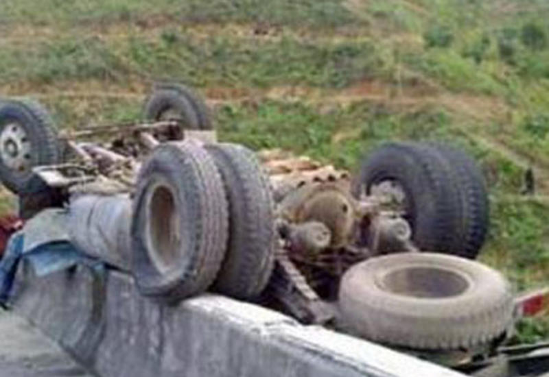 Sabirabadda “Kamaz” aşdı, sürücü yaralandı