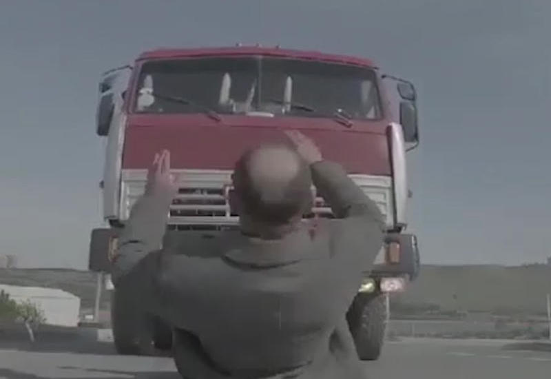 Azərbaycanlı aktyor "KamAz"ın altında qaldı <span class="color_red">- VİDEO</span>