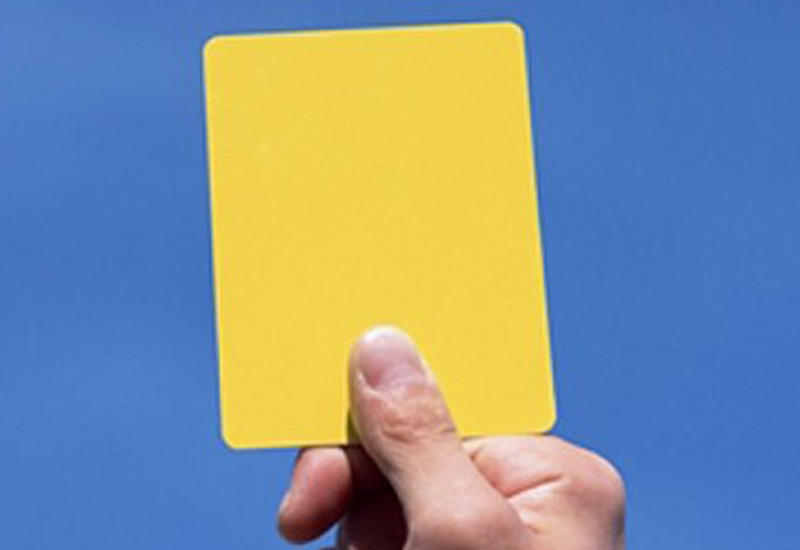 Судья споткнулся об игрока и дал ему желтую карточку