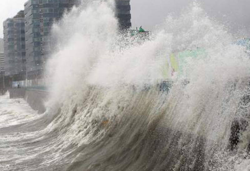Смертельный тайфун атакует побережья Японии, есть жертвы
