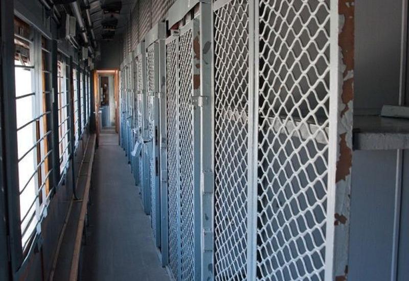 Заключенные устроили побег из поезда в Баку