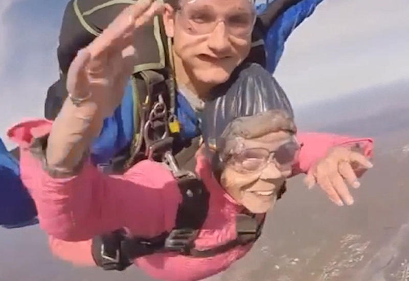Американка отметила 94-летие прыжком с парашютом