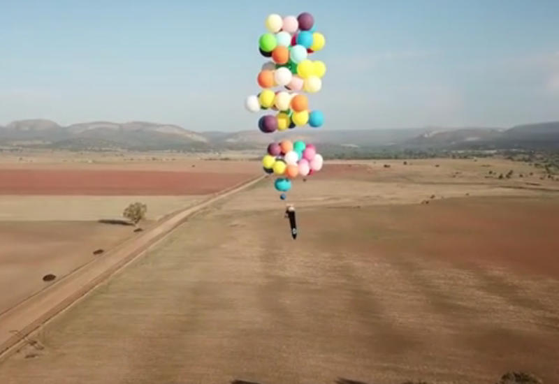 Британец пролетел над Африкой на воздушных шариках