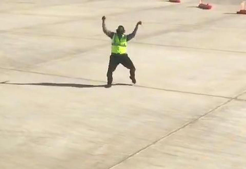 Танец сотрудника аэропорта впечатлил пассажиров самолета
