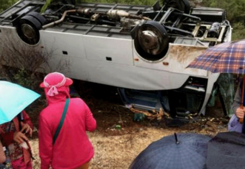 Туристический автобус перевернулся в Анталье, много пострадавших