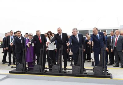 Президент Ильхам Алиев и его супруга Мехрибан Алиева приняли участие в официальной церемонии открытия железной дороги Баку-Тбилиси-Карс - ФОТО