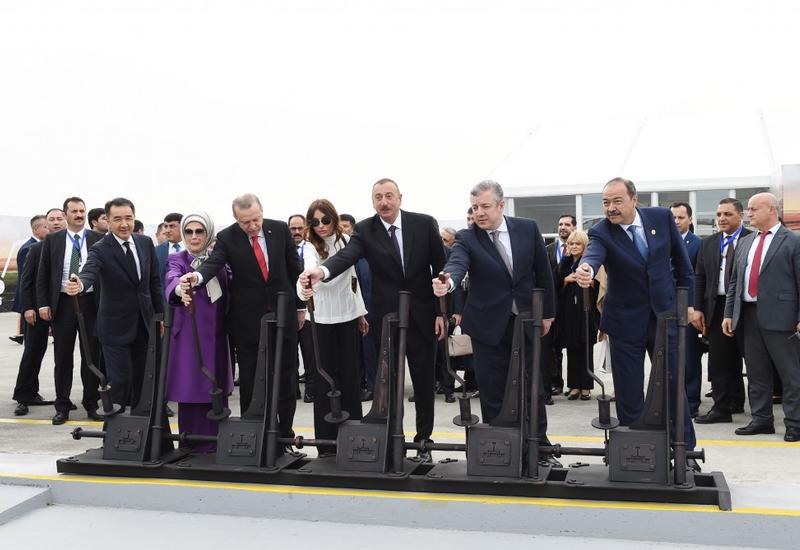 Президент Ильхам Алиев и его супруга Мехрибан Алиева приняли участие в официальной церемонии открытия железной дороги Баку-Тбилиси-Карс