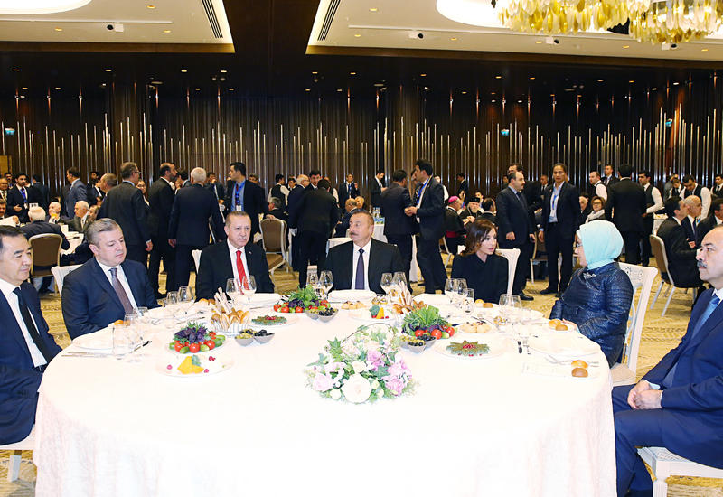 Президент Ильхам Алиев и Первая леди Мехрибан Алиева приняли участие в приеме для участников церемонии открытия железной дороги Баку-Тбилиси-Карс