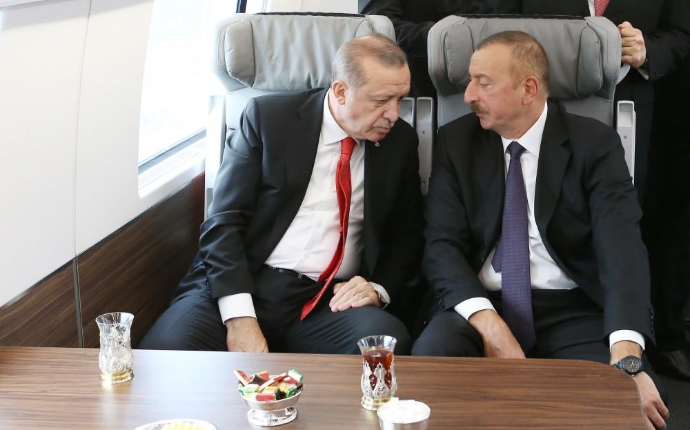 Президент Ильхам Алиев и его супруга Мехрибан Алиева приняли участие в официальной церемонии открытия железной дороги Баку-Тбилиси-Карс
