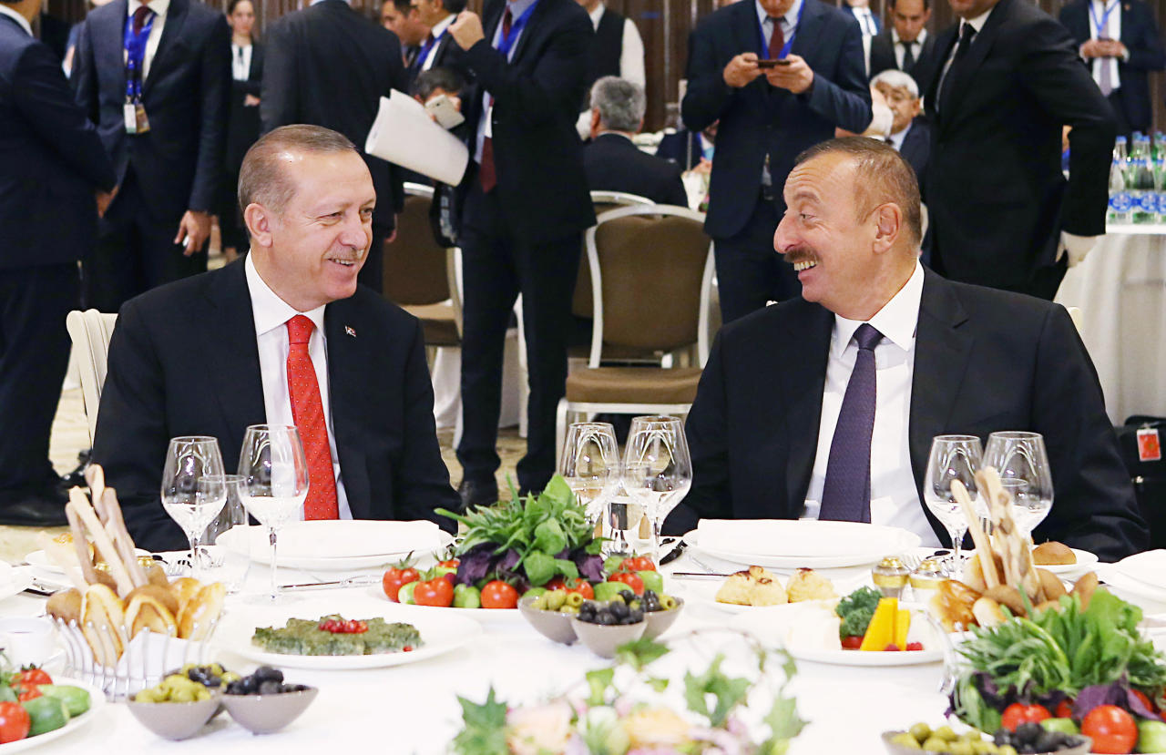 Президент Ильхам Алиев и Первая леди Мехрибан Алиева приняли участие в приеме для участников церемонии открытия железной дороги Баку-Тбилиси-Карс