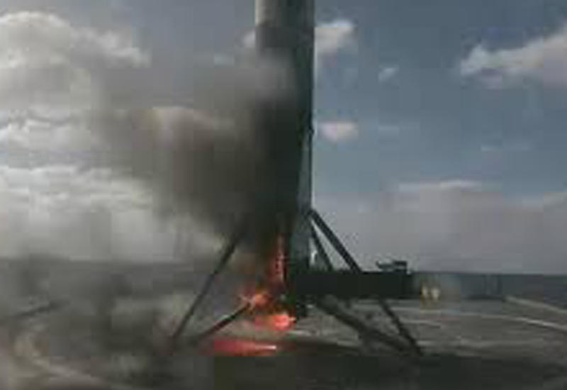 Первая ступень Falcon 9 загорелась после приземления на плавучую платформу
