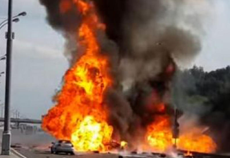 Взорвавшийся грузовик с топливом устроил огненный ад на шоссе