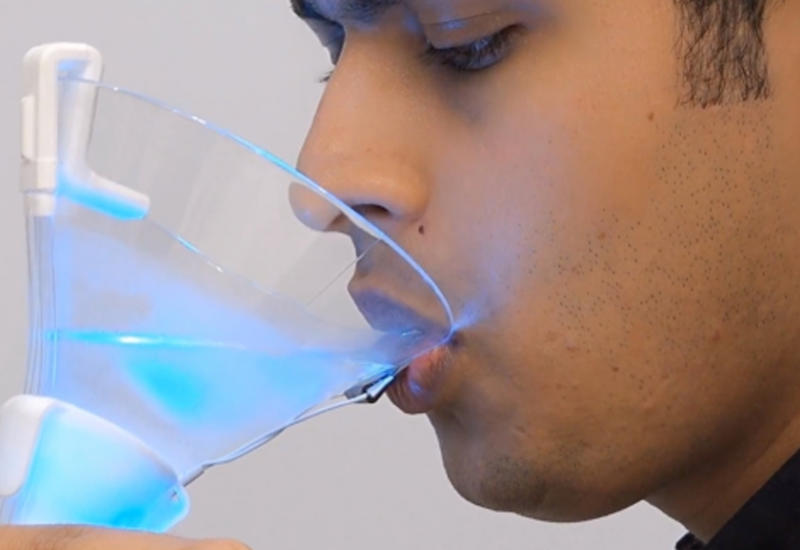 Ученые создали стакан, превращающий воду в вино