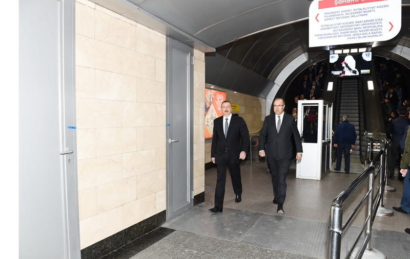 Президент Ильхам Алиев ознакомился с ретро-вагонами Бакинского метрополитена