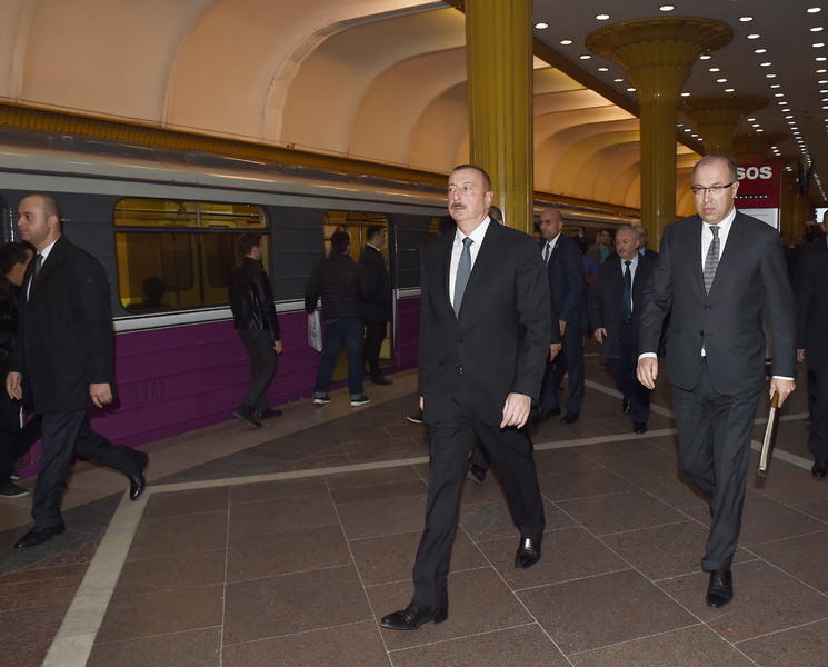 Президент Ильхам Алиев ознакомился с ретро-вагонами Бакинского метрополитена