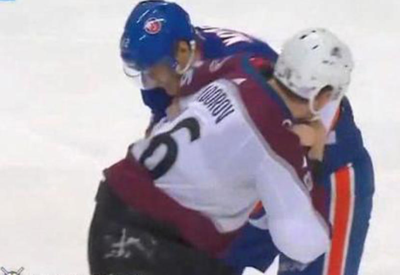 Российский хоккеист устроил схватку с американцем в матче НХЛ