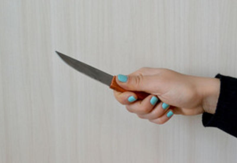 В Баку женщина ударила ножом мужчину