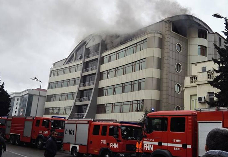 Появилось видео крупного пожара в торговом центре в Баку