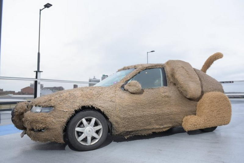 Британец превратил автомобиль в собаку, чтобы не возить свою девушку