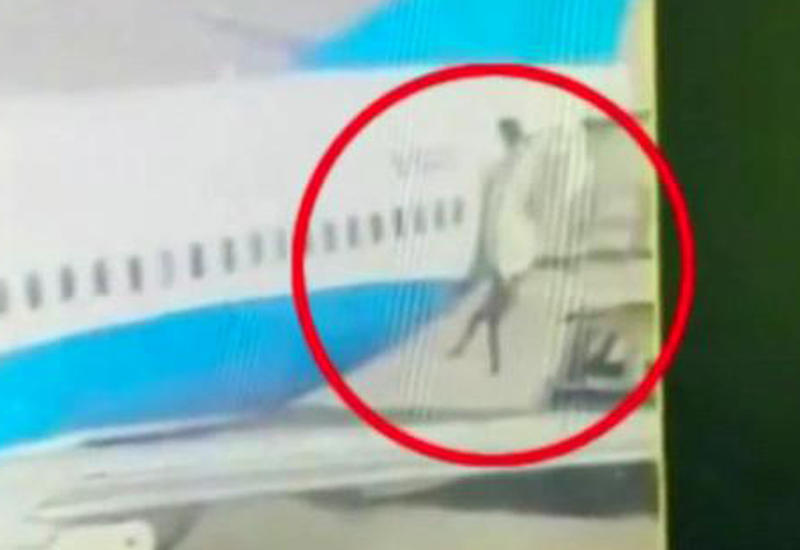 Стюардесса выпала из самолета в Китае