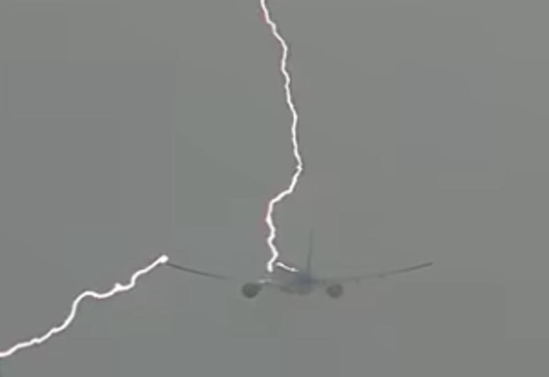 Молния ударила в пассажирский самолет на взлете