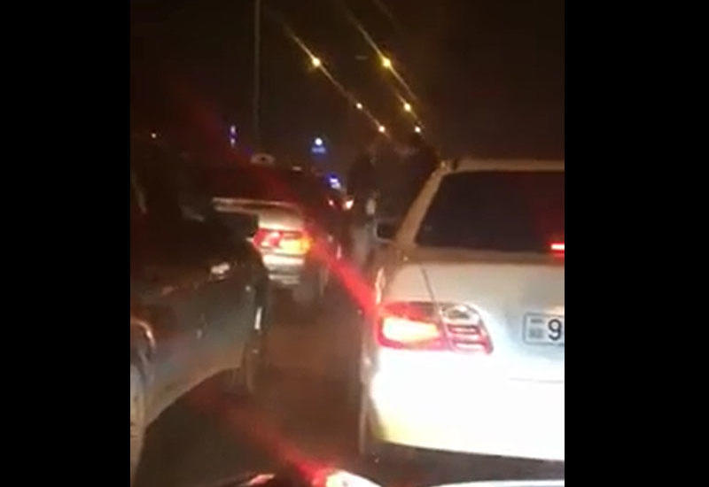 В Баку попавший в пробку водитель избил пассажира