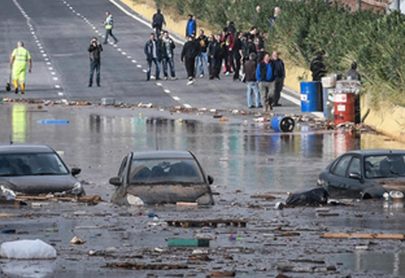 Залившее Афины смертоносное наводнение попало на камеры