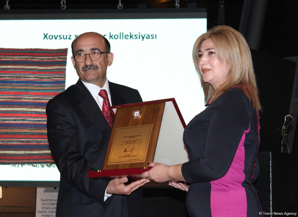 Фонд Гейдара Алиева подарил Азербайджанскому музею ковра редчайшую композицию вышивки, относящуюся к искусству ковроткачества Карабаха