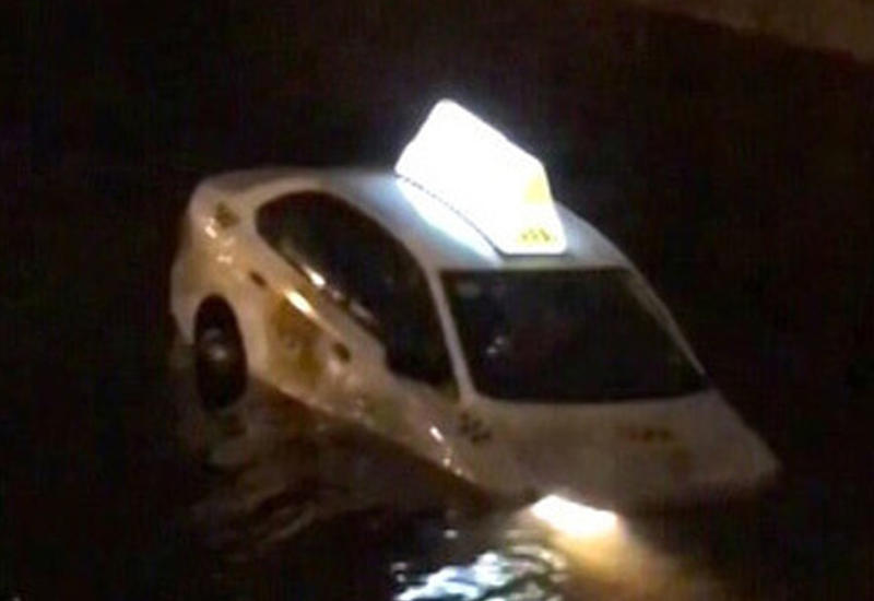 Таксист устроил двум пассажирам "круиз" по реке в Петербурге